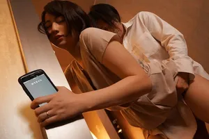 Người vợ đi họp lớp rồi làm tình với nyc mặc cho gã chồng ở nhà chờ