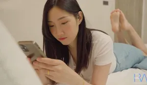Xinh đẹp nhưng vẫn bị người chồng lén lút, vợ buồn tình cho anh giao hàng làm tình luôn