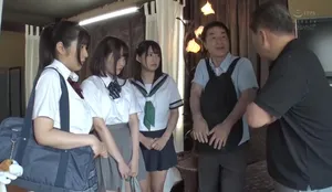 Thất nghiệp, ông bố khốn nạn dẫn 3 nàng nhỏ đi bán dâm
