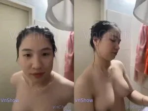 Gái vú ngon, vừa call với eny vừa tắm